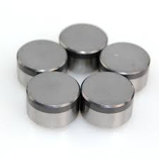 How do stone processors determine the optimal size and shape of PDC cutters for a given cutting project?