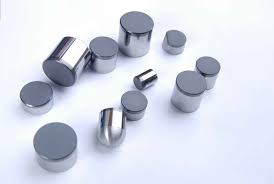 What are the key design features of PDC cutters that make them effective in challenging drilling environments?